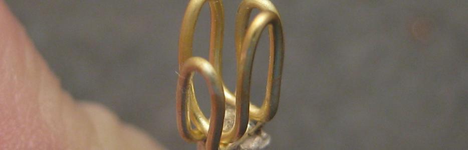 The starter links have been bent upwards and are ready for the next links