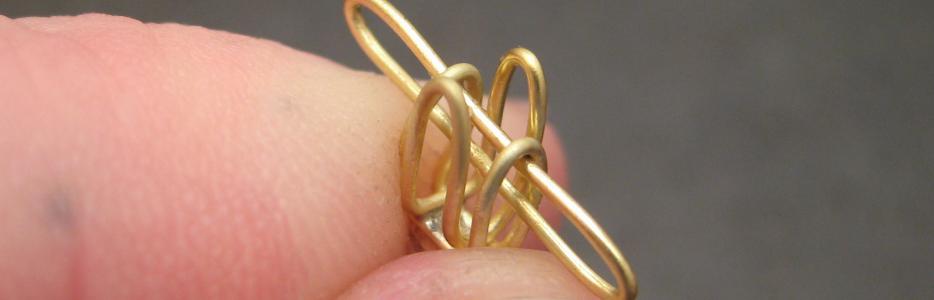 The next link is inserted and will be bent upwards.