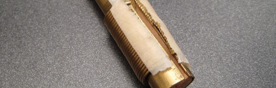 The wire has been cut into individual links which will now be deburred.