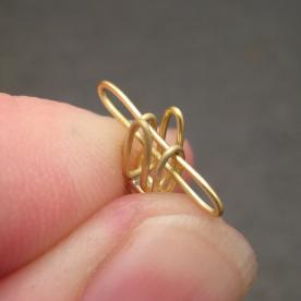 The next link is inserted and will be bent upwards.