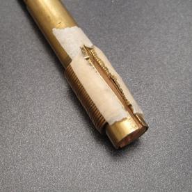The wire has been cut into individual links which will now be deburred.